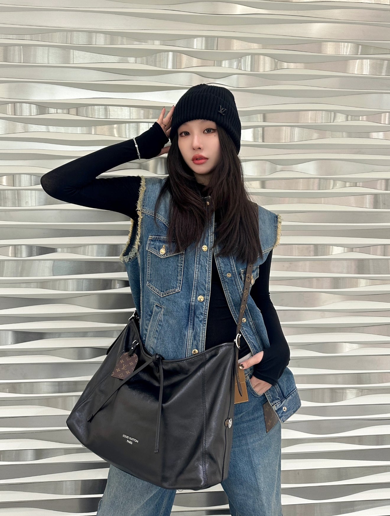 LV CarryAll Vibe MM M25143
Size 39 x 30 x 15 cm