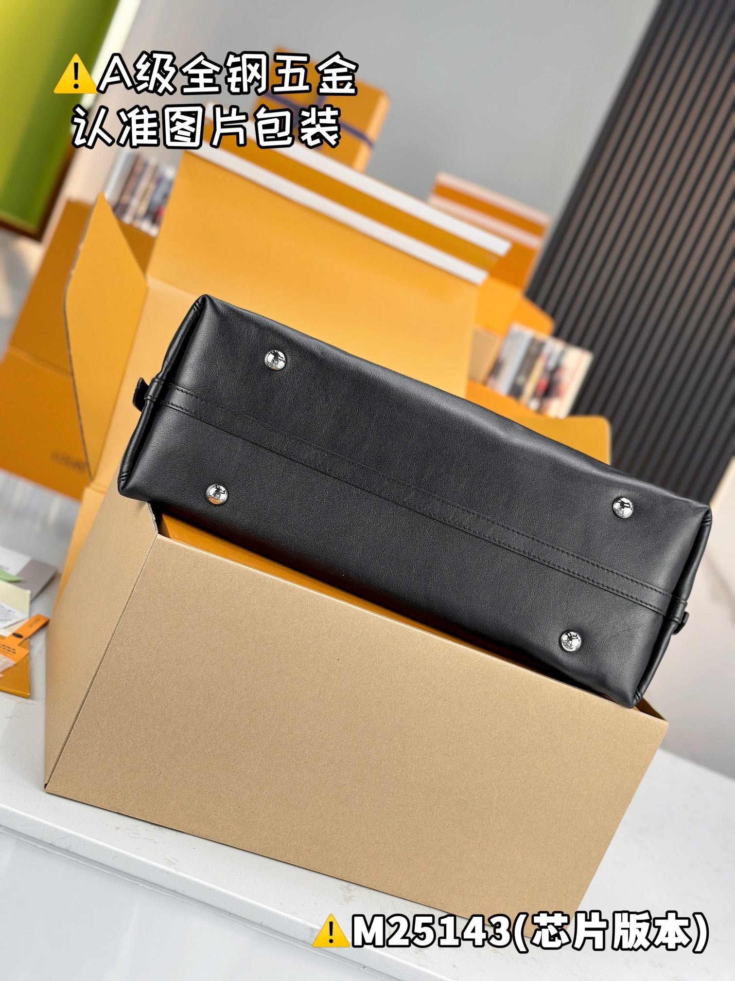 LV CarryAll Vibe MM M25143
Size 39 x 30 x 15 cm