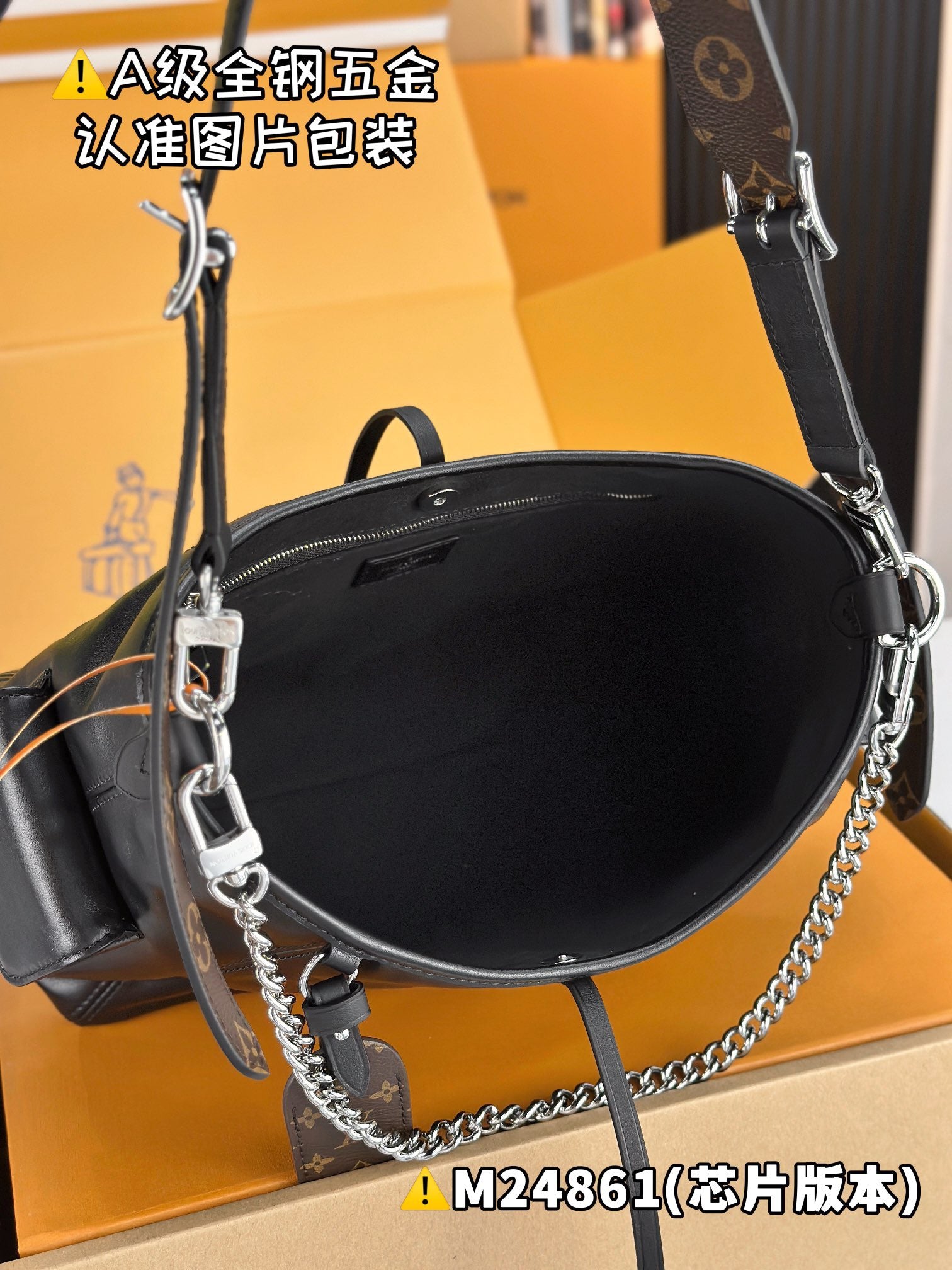 LV CarryAll Cargo Vibe PM M24861
Size 33.5 x 23 x 15 cm