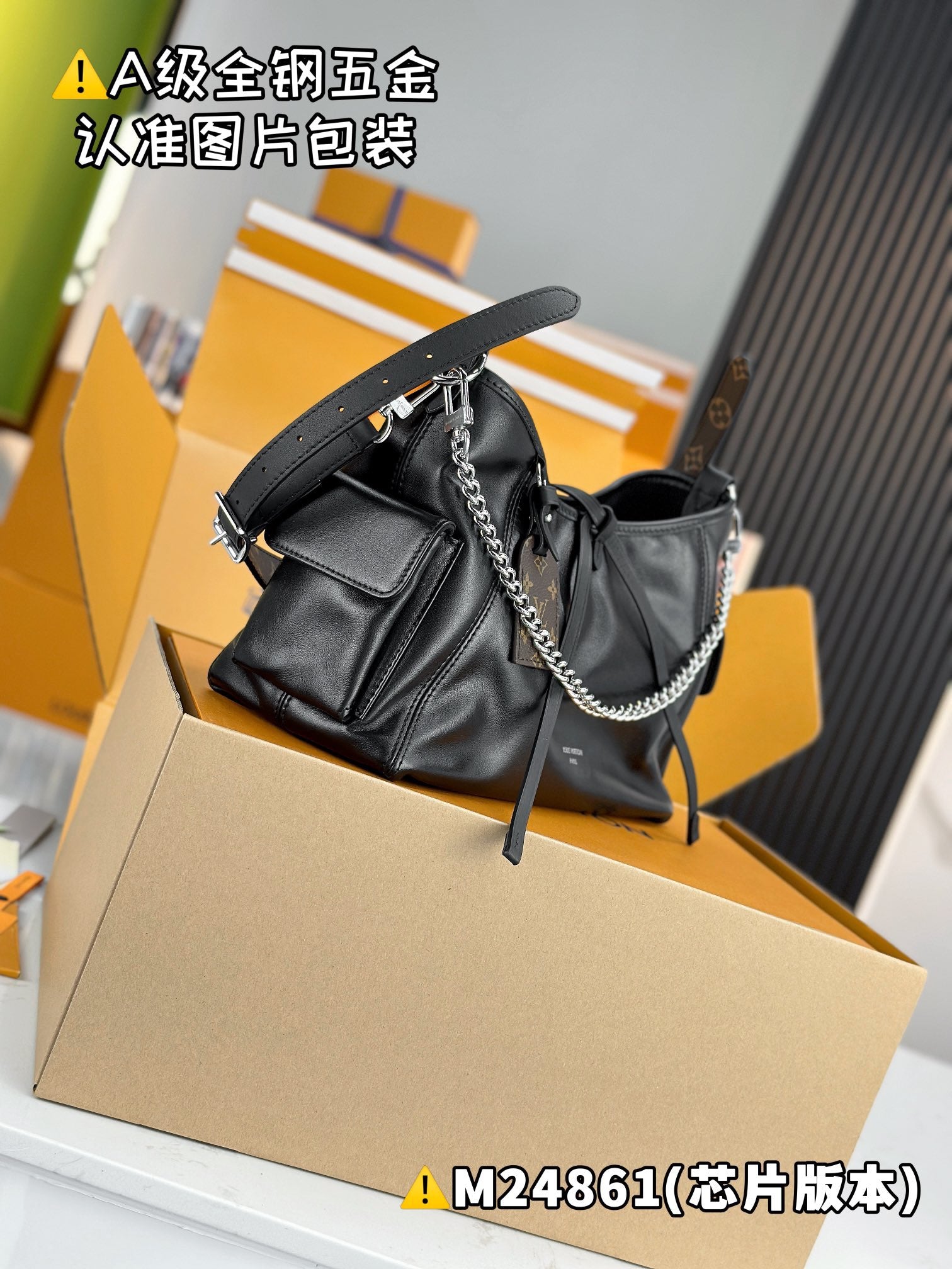 LV CarryAll Cargo Vibe PM M24861
Size 33.5 x 23 x 15 cm